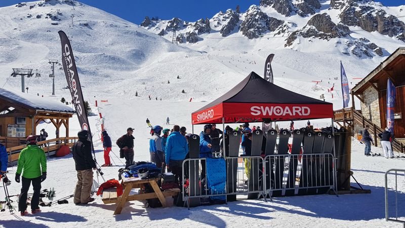 Behind_stand_SDT_Courchevel_2019.jpg