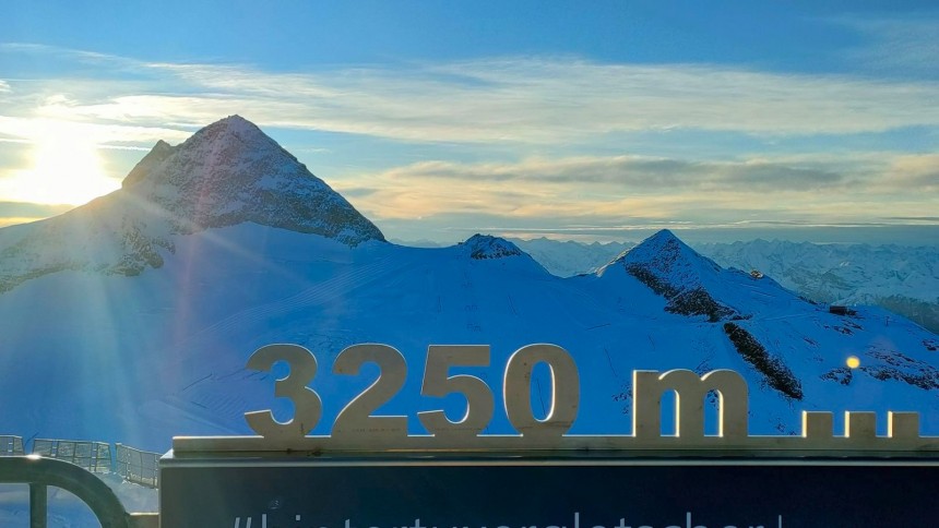 8 Hintertux 2022 - At 3250m.jpg