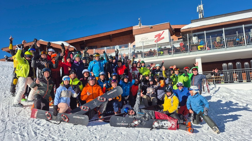 1 Hintertux 2025 - Group photo.jpg