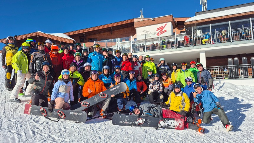 2 Hintertux 2025 - Group photo.jpg