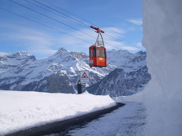 Attention-tiny-cablecar-ahead.jpg